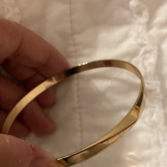 Shiny gold tone vintage bangle with angles on all sides. - Picture 4 of 4